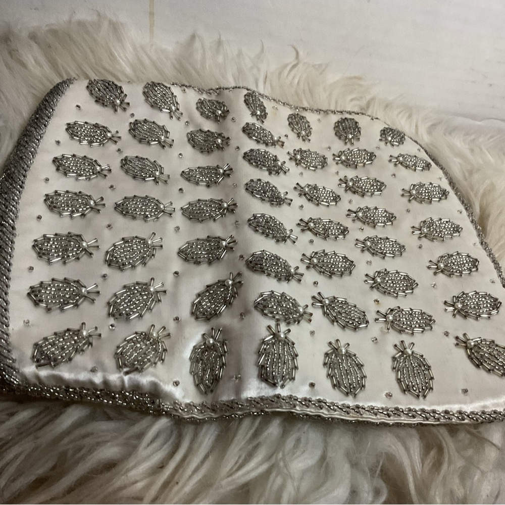 Elegant Vintage Silver & white beaded beetle Clutch - Picture 5 of 11
